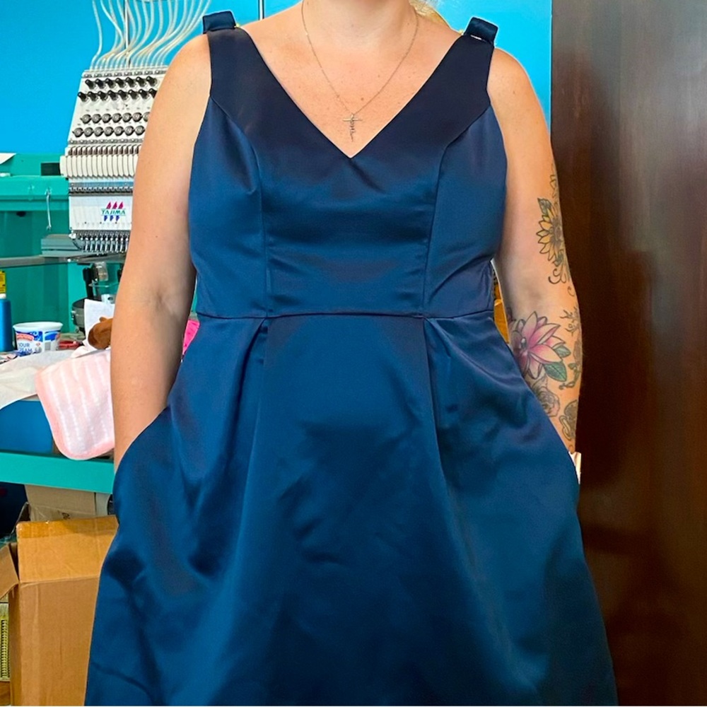 Sleeveless blue cocktail dress with pockets